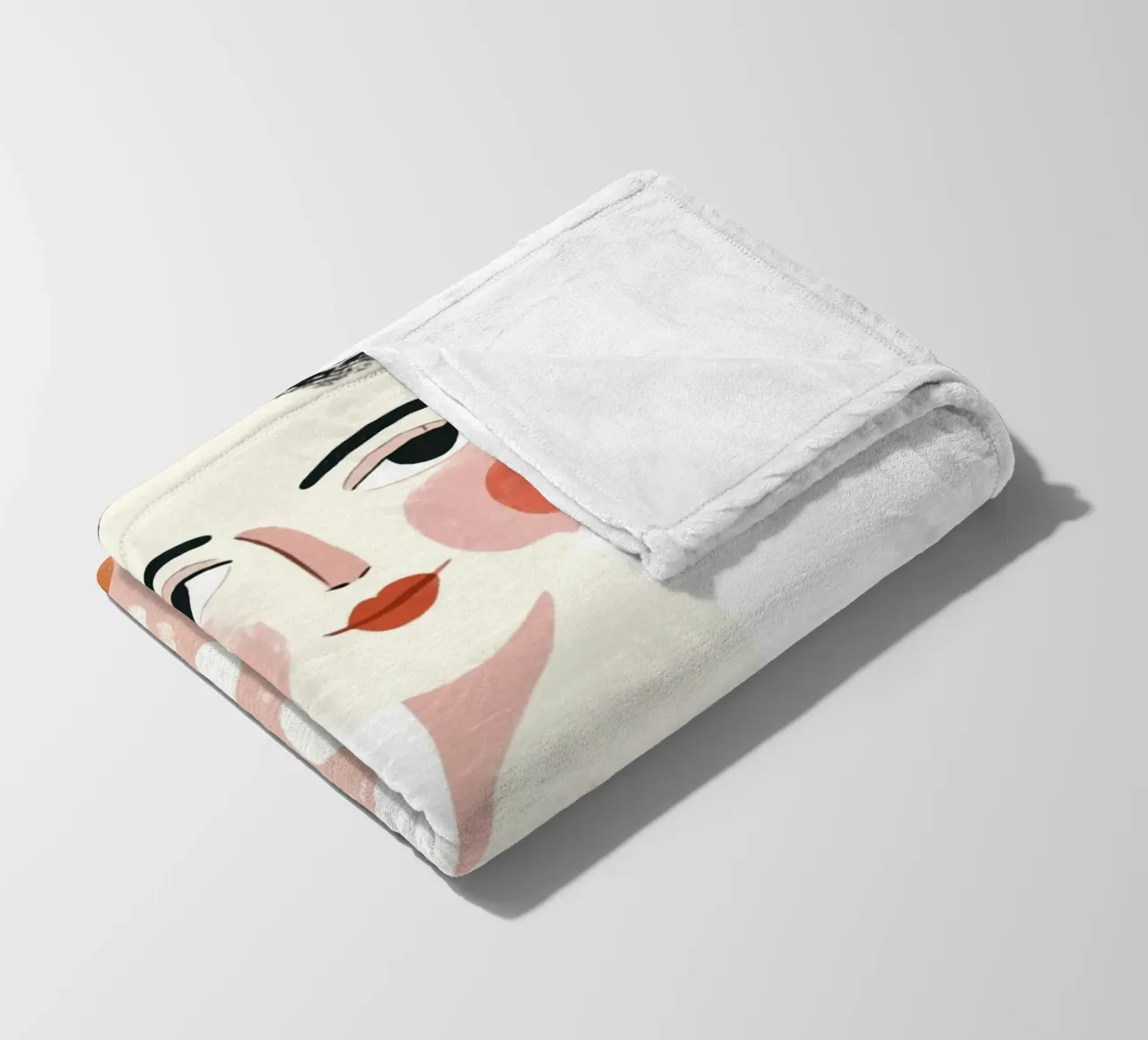 Stravagante ragazza di metà secolo dai capelli neri con gatto bianco coperta in pile da Modern Muse