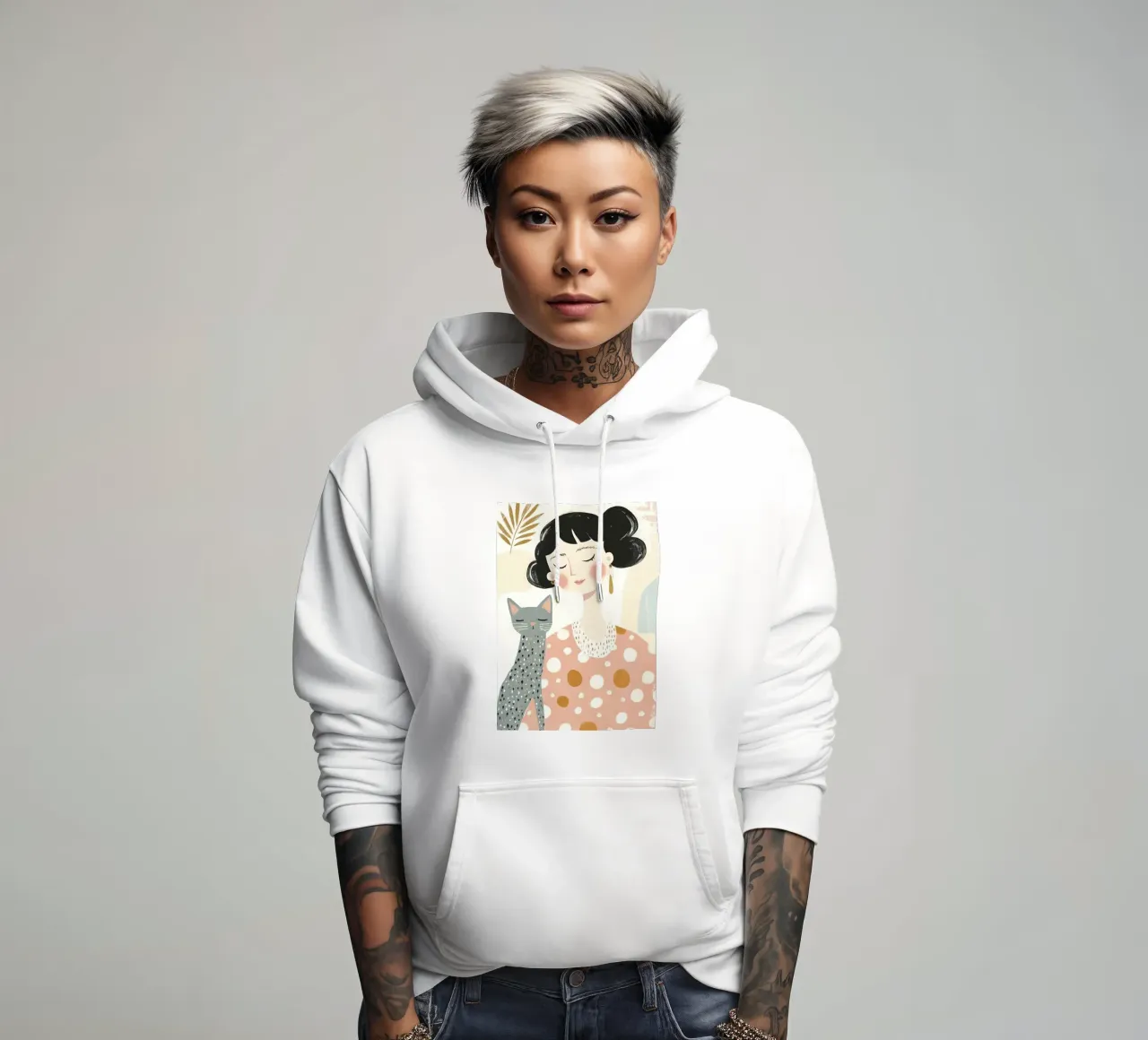 Ragazza stravagante di metà secolo dai capelli neri con gatto grigio a pois felpa con cappuccio da Modern Muse