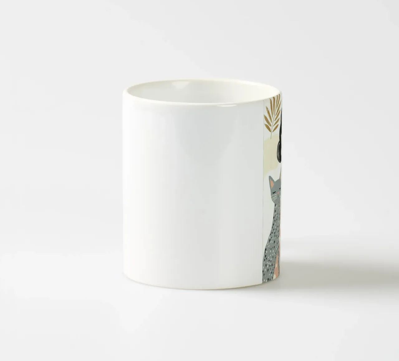 Ragazza stravagante di metà secolo dai capelli neri con gatto grigio a pois tazza in ceramica da Modern Muse