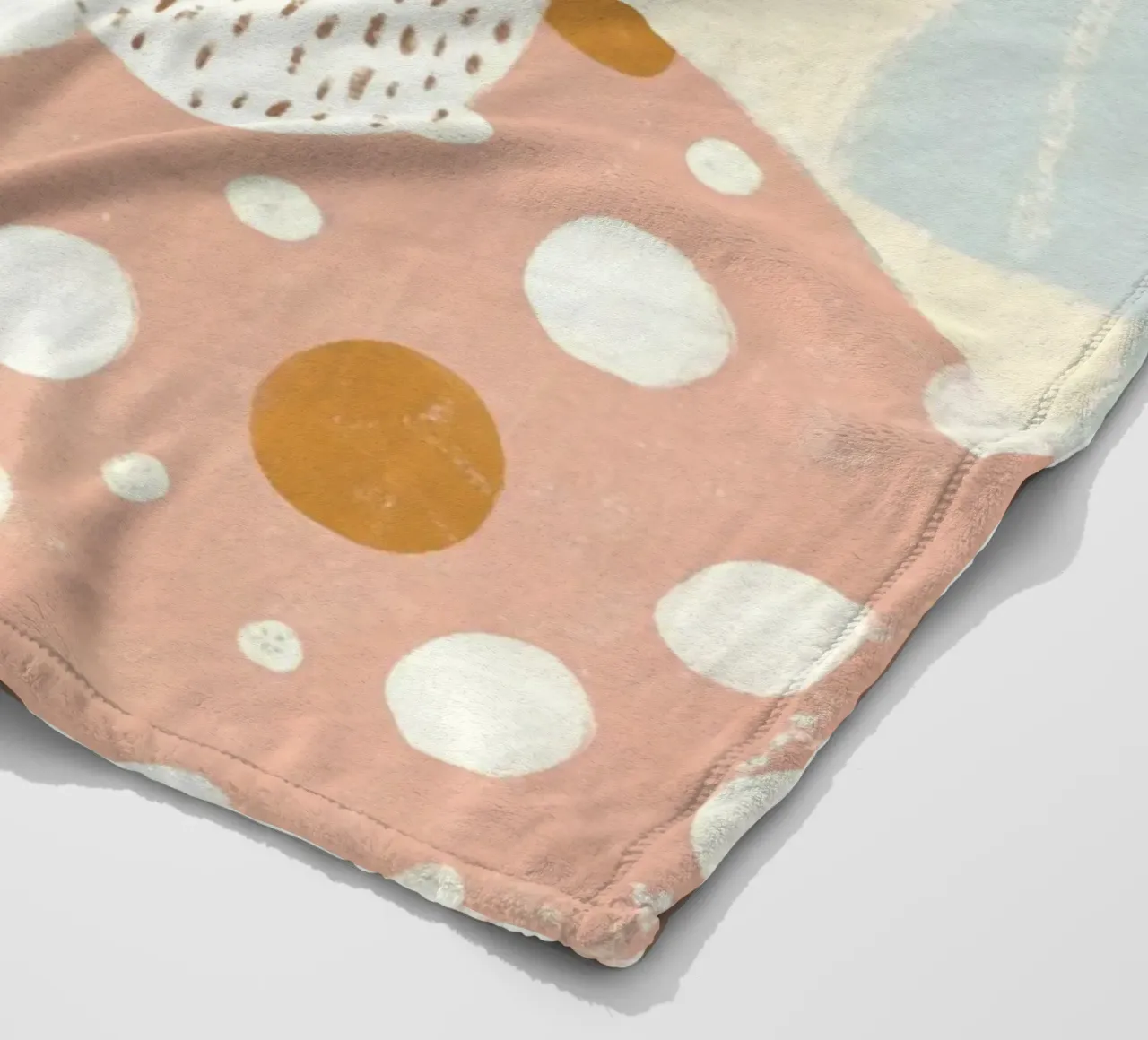 Ragazza stravagante di metà secolo dai capelli neri con gatto grigio a pois coperta in pile da Modern Muse