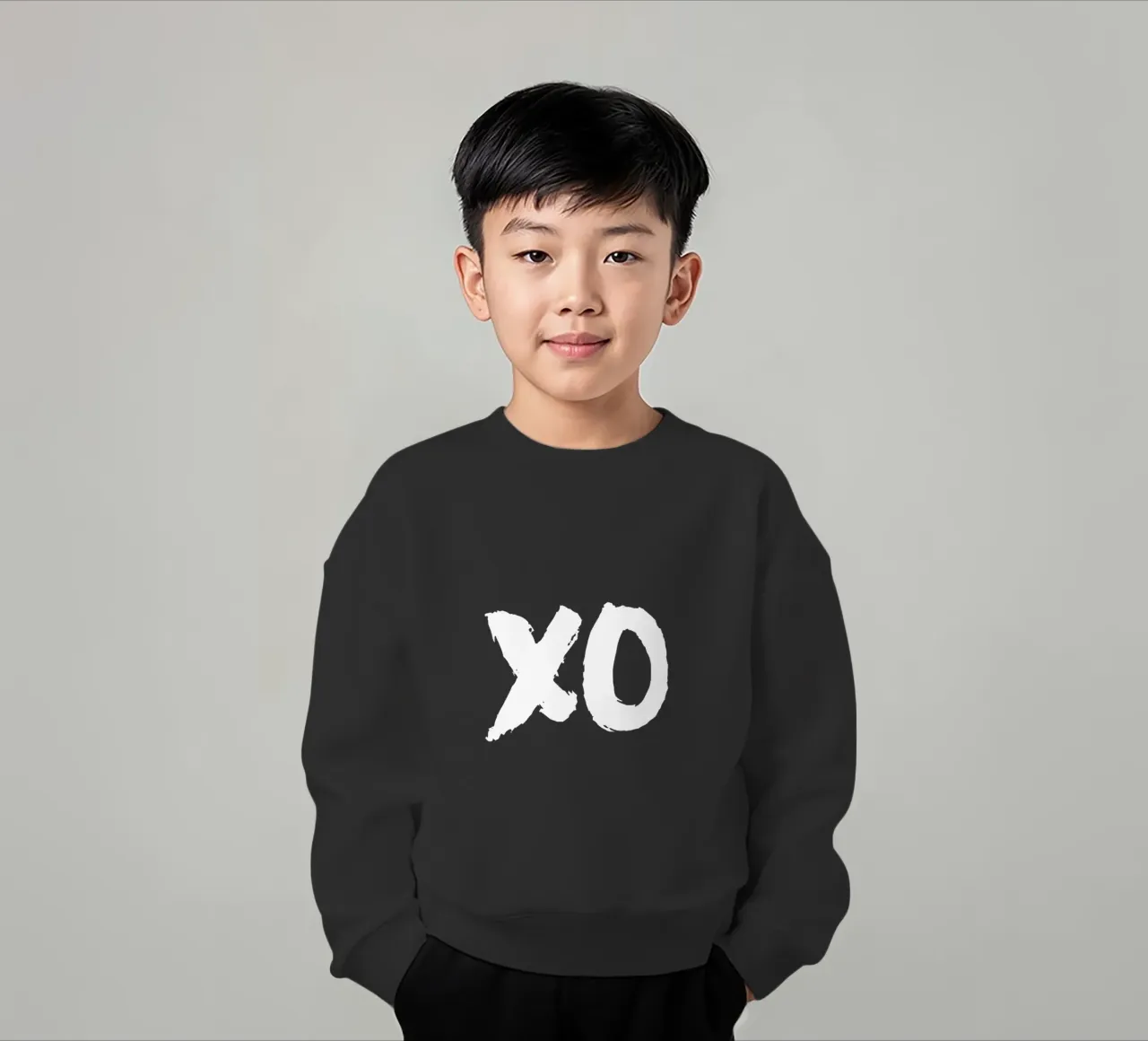 XO Abbracci e baci Design tipografico in bianco e nero felpa bambino da THE MOTIVATED TYPE