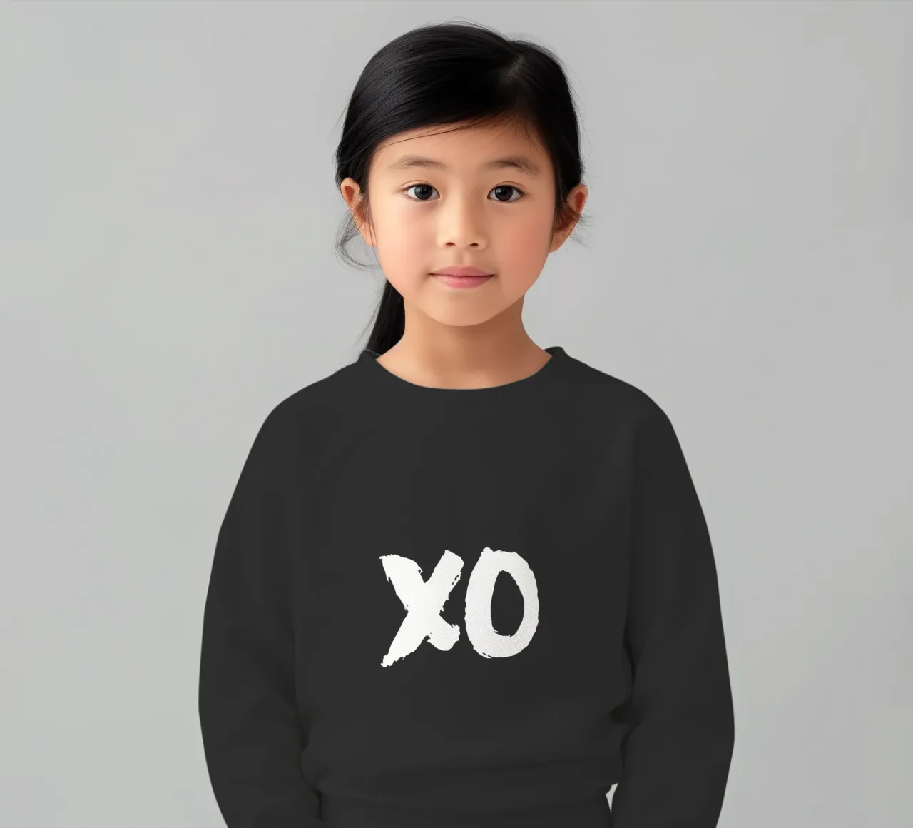 XO Abbracci e baci Design tipografico in bianco e nero felpa bambino da THE MOTIVATED TYPE
