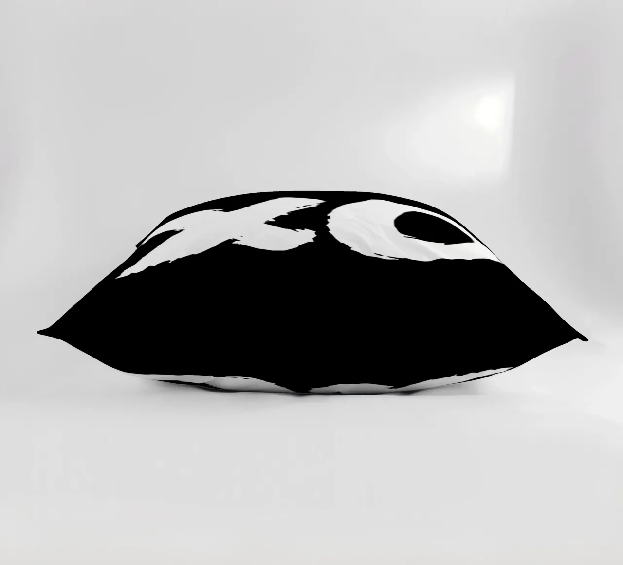 XO Abbracci e baci Design tipografico in bianco e nero cuscino da THE MOTIVATED TYPE