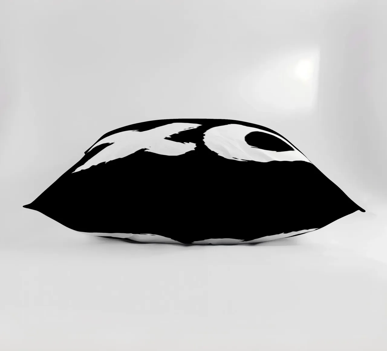 XO Abbracci e baci Design tipografico in bianco e nero cuscino da THE MOTIVATED TYPE