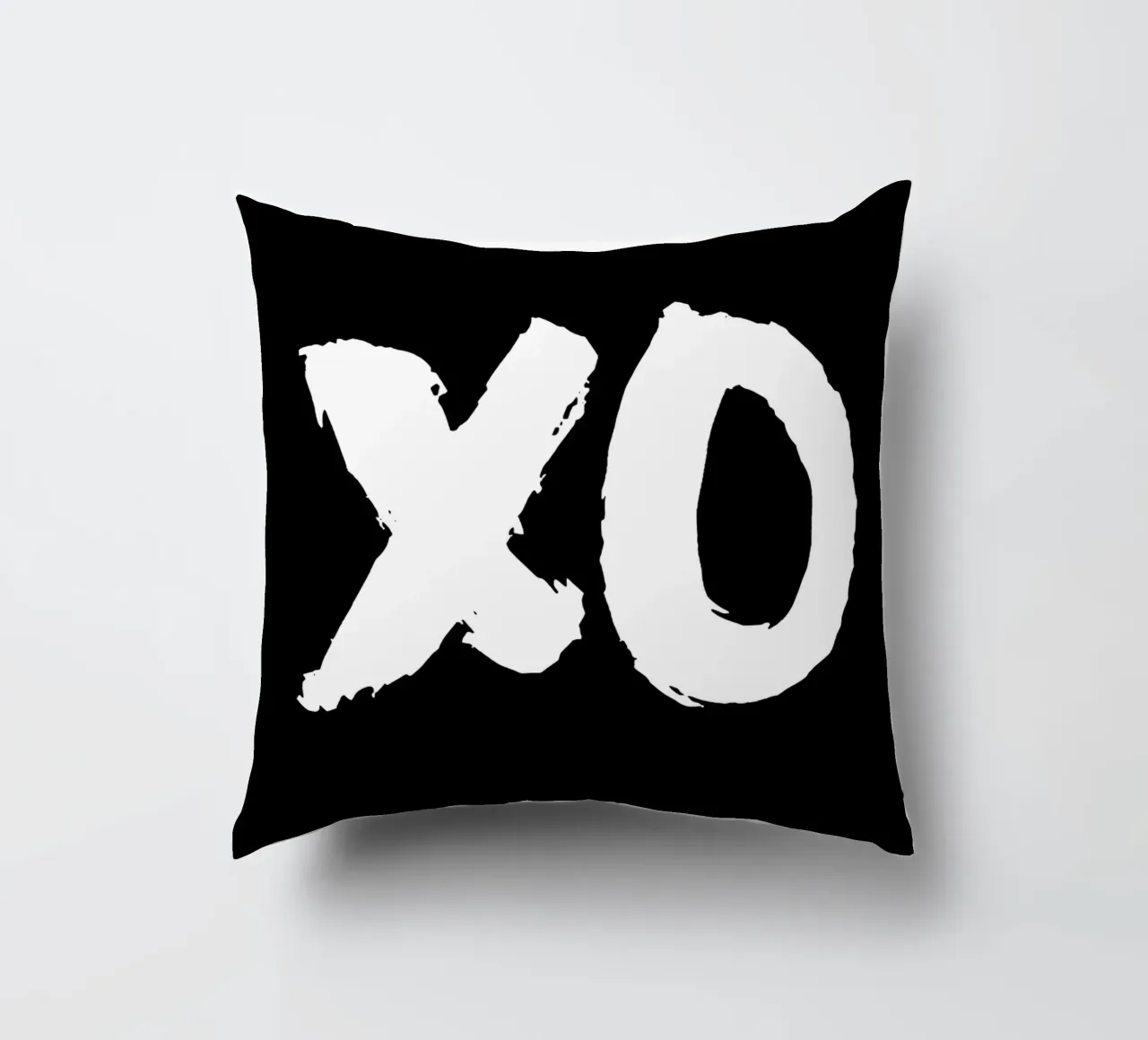XO Abbracci e baci Design tipografico in bianco e nero cuscino da THE MOTIVATED TYPE