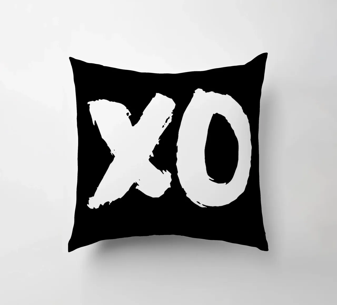 XO Abbracci e baci Design tipografico in bianco e nero cuscino da THE MOTIVATED TYPE