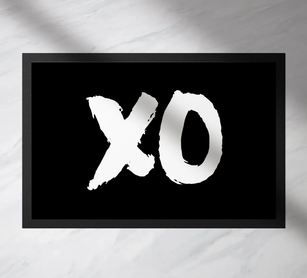XO Abbracci e baci Design tipografico in bianco e nero zerbino da THE MOTIVATED TYPE