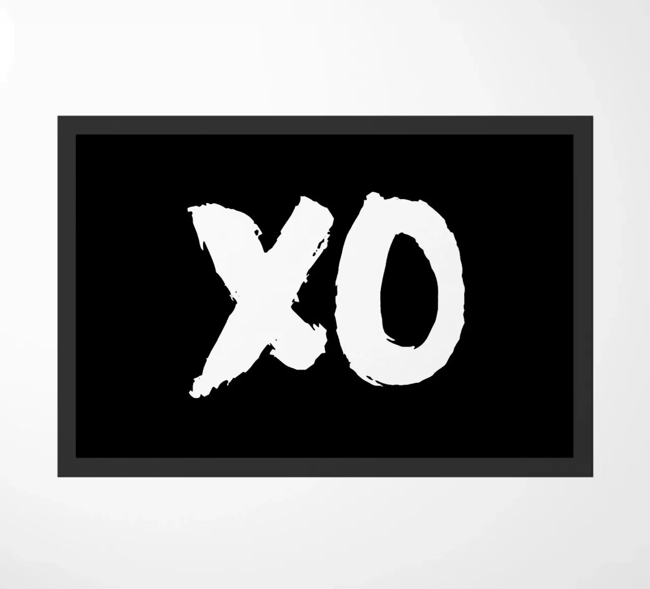 XO Abbracci e baci Design tipografico in bianco e nero zerbino da THE MOTIVATED TYPE