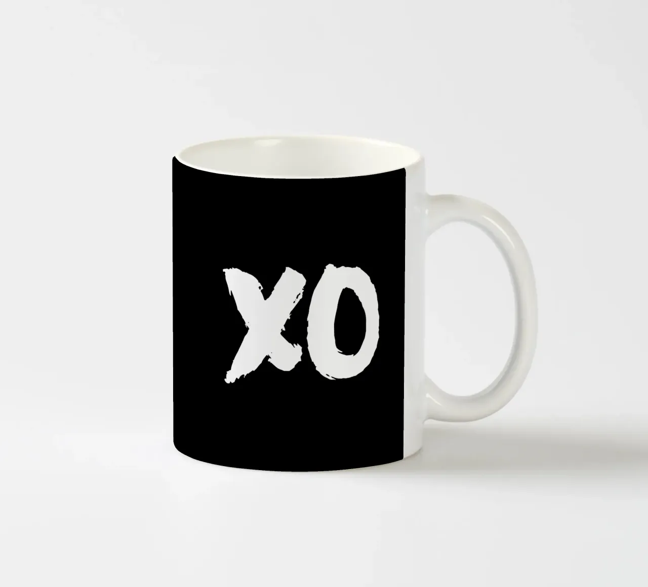 XO Abbracci e baci Design tipografico in bianco e nero tazza in ceramica da THE MOTIVATED TYPE