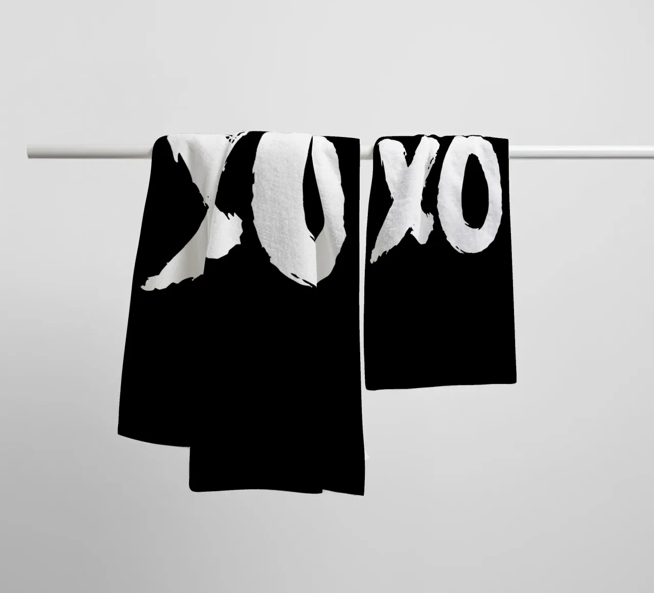 XO Abbracci e baci Design tipografico in bianco e nero asciugamano da bagno da THE MOTIVATED TYPE