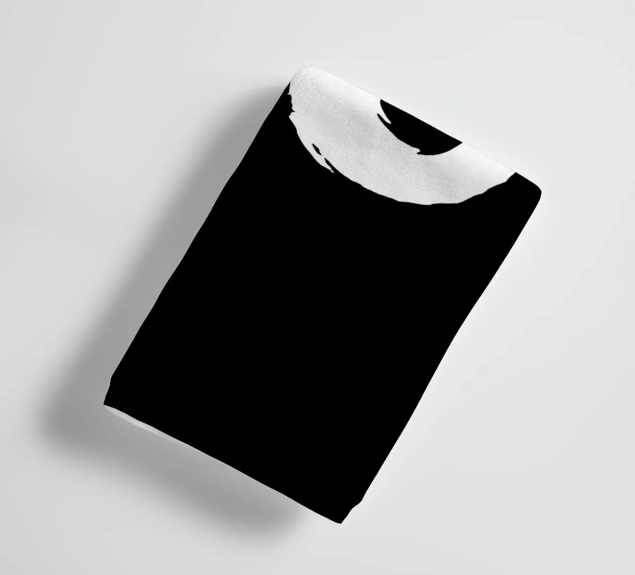 XO Abbracci e baci Design tipografico in bianco e nero asciugamano da bagno da THE MOTIVATED TYPE