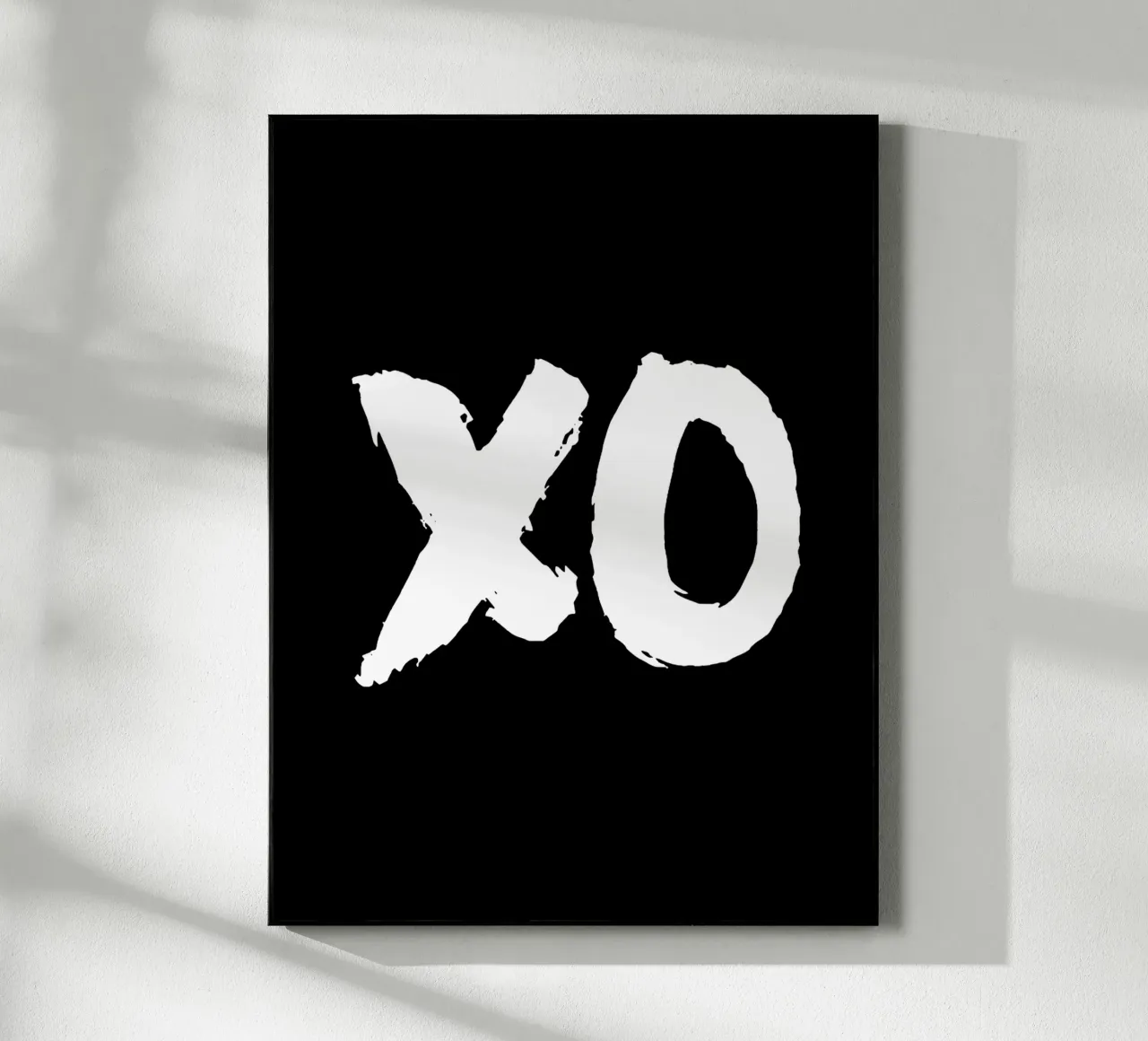 XO Abbracci e baci Design tipografico in bianco e nero plexiglass da THE MOTIVATED TYPE
