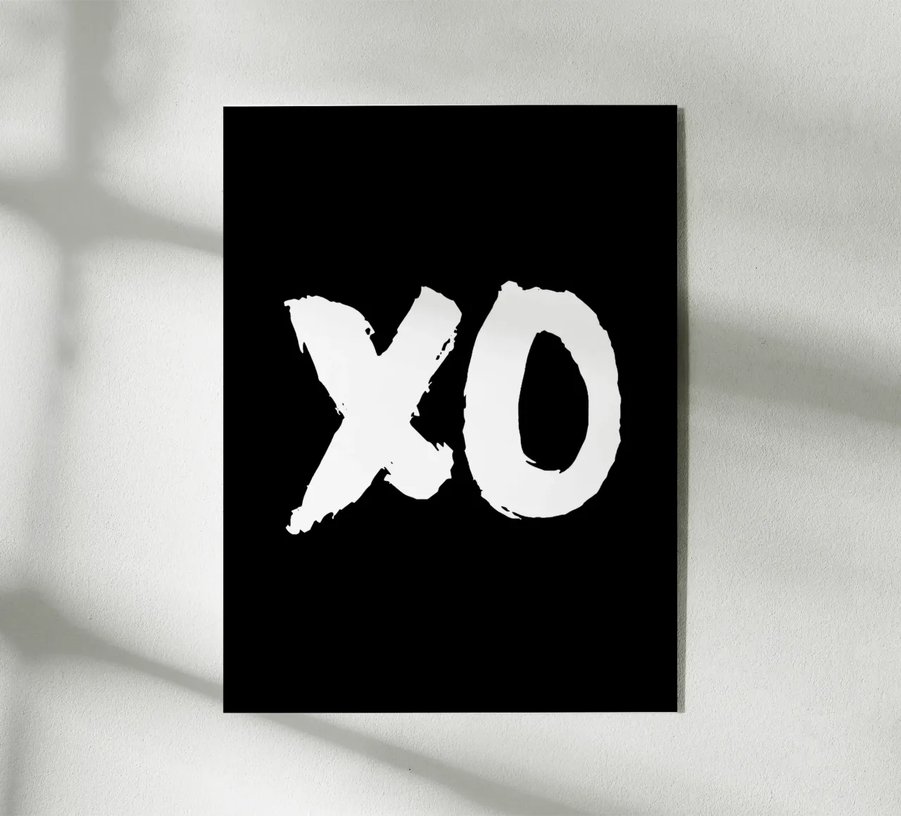XO Abbracci e baci Design tipografico in bianco e nero plexiglass da THE MOTIVATED TYPE