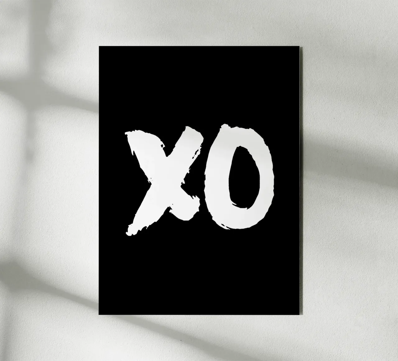 XO Abbracci e baci Design tipografico in bianco e nero alluminio dibond da THE MOTIVATED TYPE