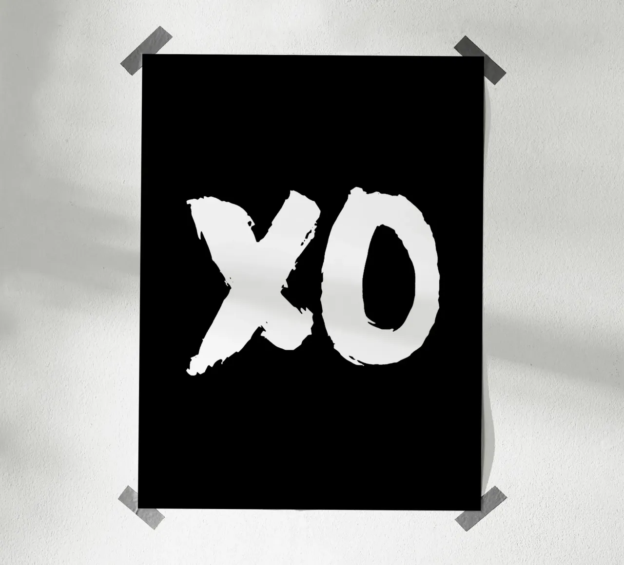 XO Abbracci e baci Design tipografico in bianco e nero poster da THE MOTIVATED TYPE