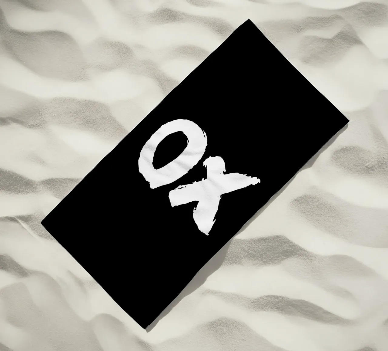 XO Abbracci e baci Design tipografico in bianco e nero telo mare da THE MOTIVATED TYPE