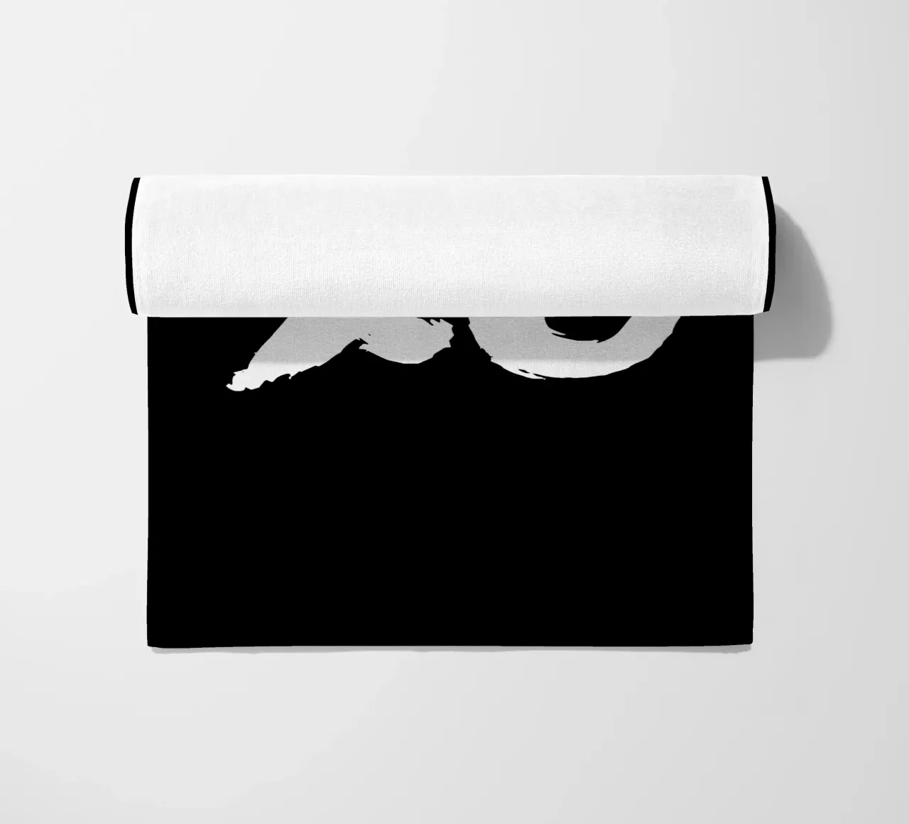 XO Abbracci e baci Design tipografico in bianco e nero telo mare da THE MOTIVATED TYPE