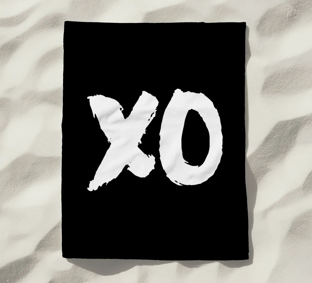 XO Abbracci e baci Design tipografico in bianco e nero telo mare da THE MOTIVATED TYPE