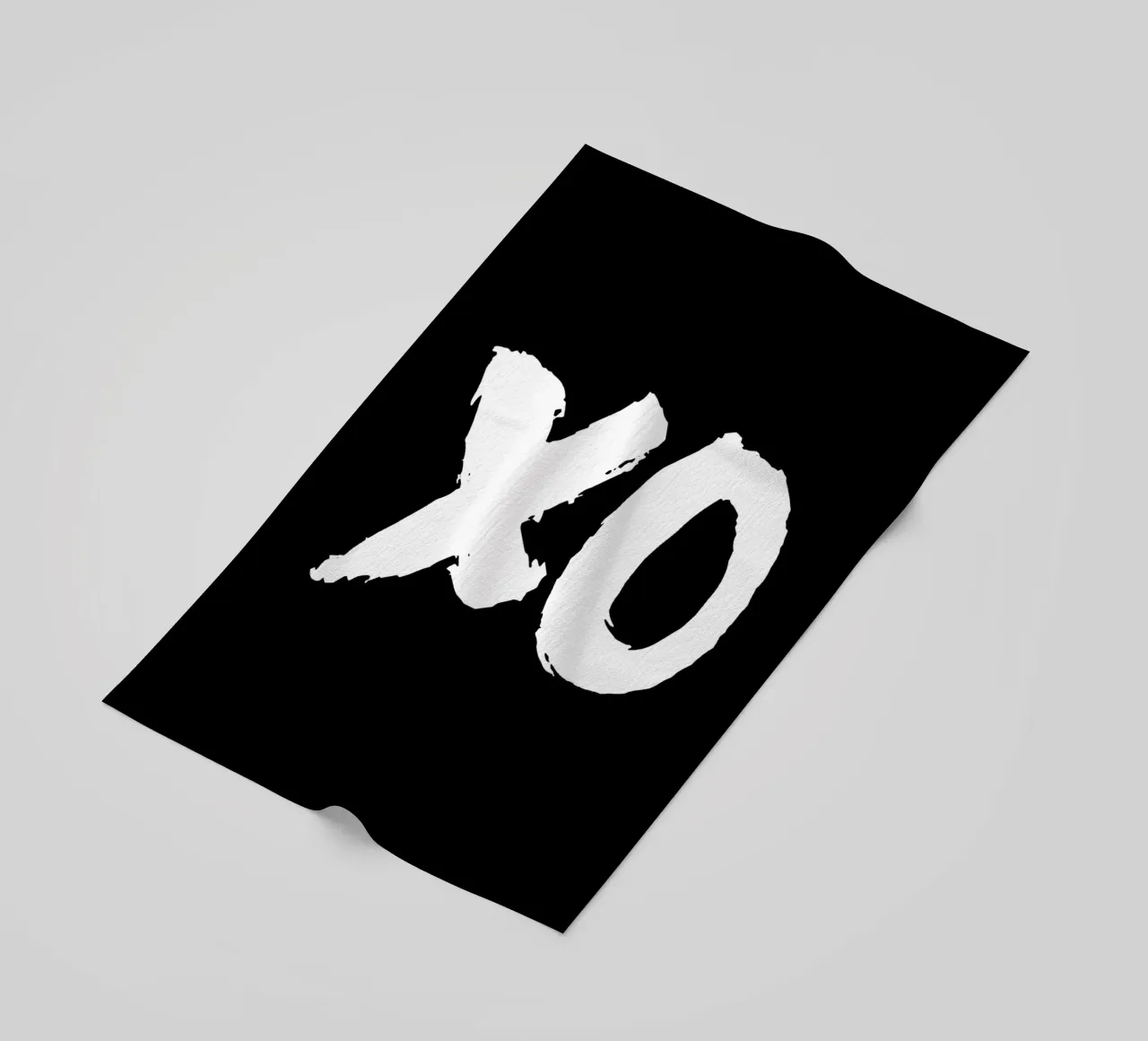 XO Abbracci e baci Design tipografico in bianco e nero telo mare da THE MOTIVATED TYPE
