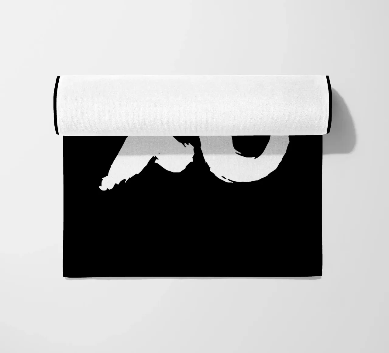 XO Abbracci e baci Design tipografico in bianco e nero telo mare da THE MOTIVATED TYPE