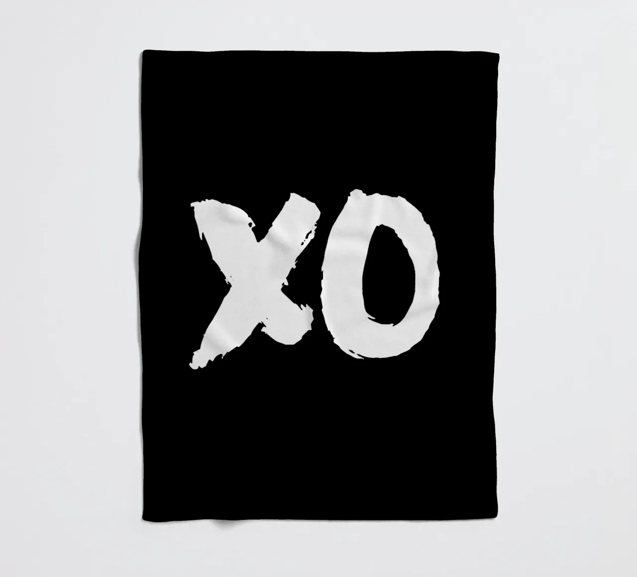 XO Abbracci e baci Design tipografico in bianco e nero coperta in pile da THE MOTIVATED TYPE