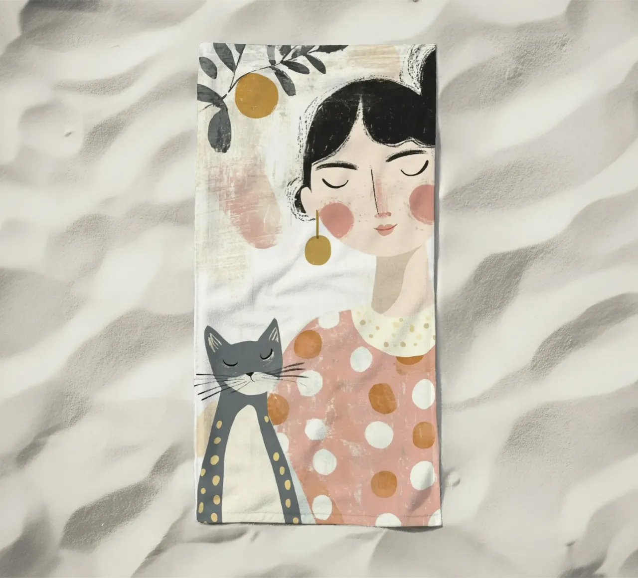 Ragazza stravagante di metà secolo dai capelli neri con gatto grigio a pois telo mare da Modern Muse