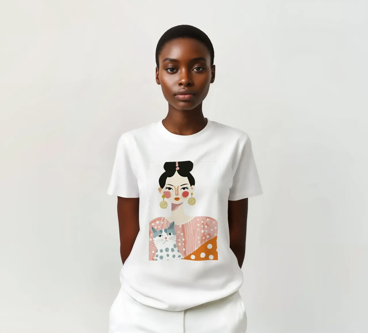 Ragazza stravagante di metà secolo dai capelli neri con gatto grigio a pois t-shirt da Modern Muse