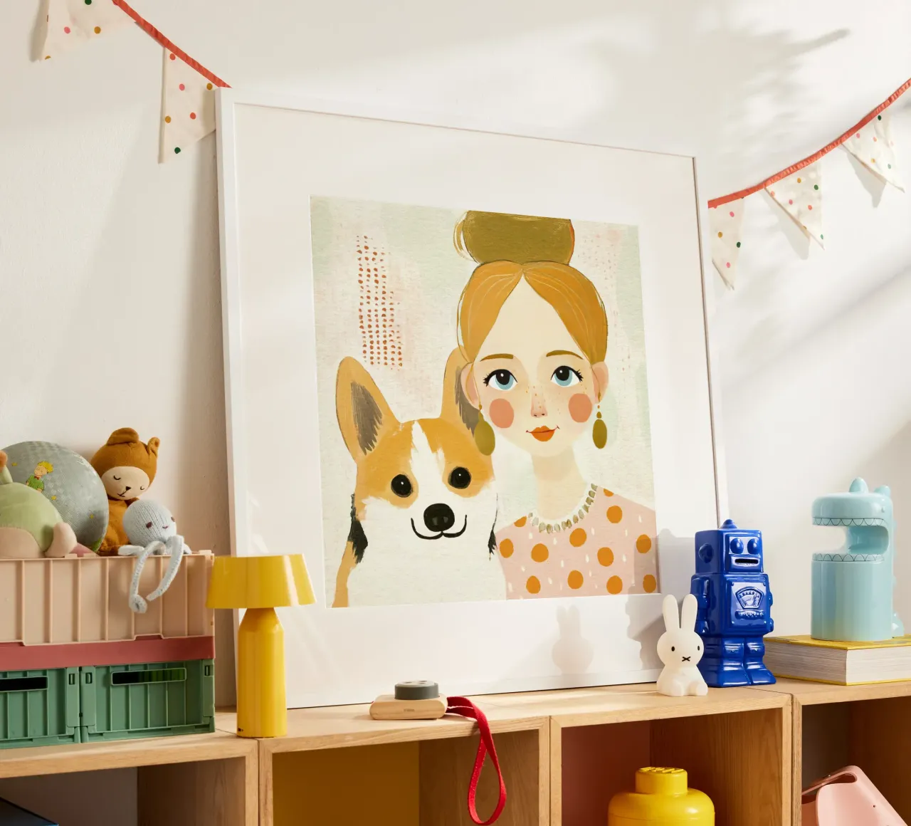 Estrosa ragazza bionda di metà secolo con Corgi sorridente carta hahnemühle da Modern Muse