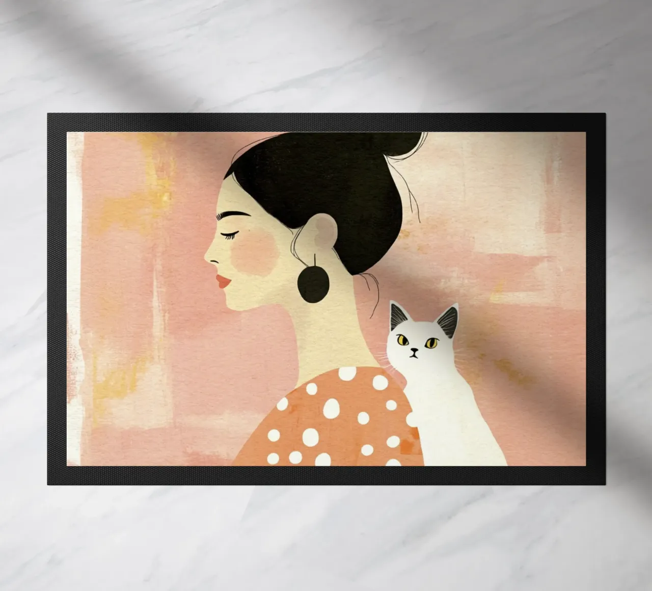 Stravagante ragazza di metà secolo dai capelli neri con gatto bianco zerbino da Modern Muse