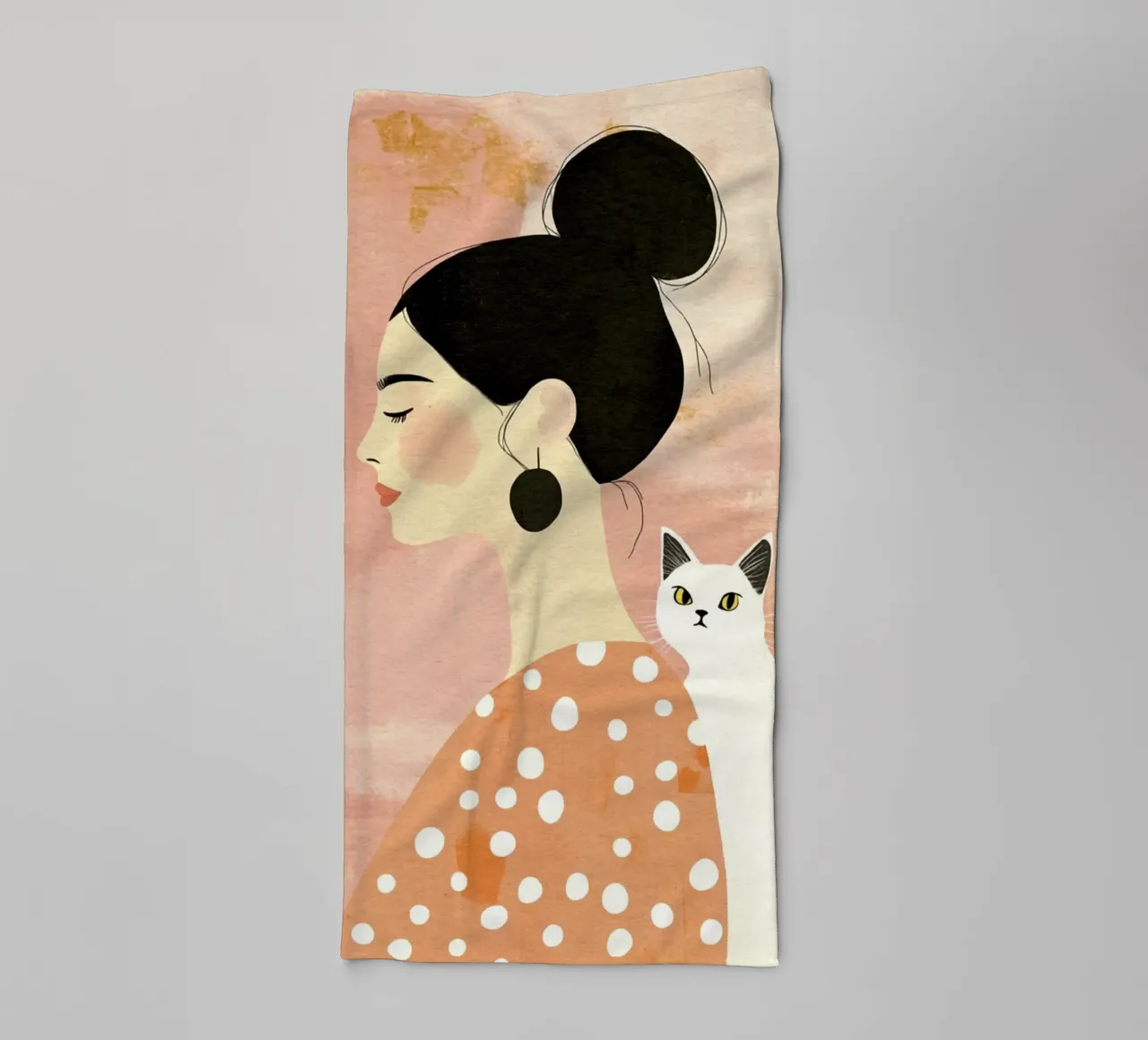 Caprichosa chica de pelo negro de mediados de siglo con gato blanco toalla de baño de Modern Muse