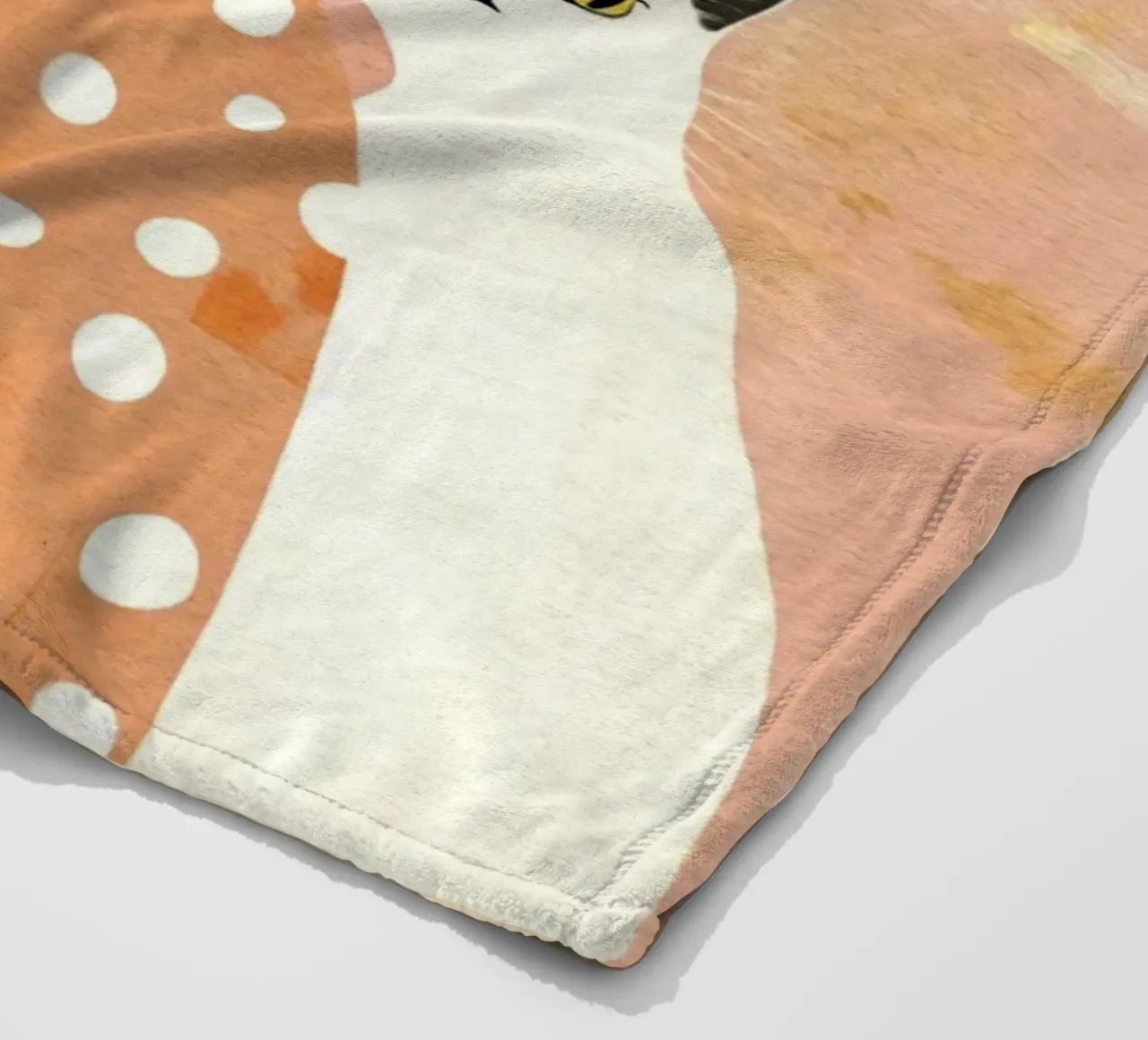 Stravagante ragazza di metà secolo dai capelli neri con gatto bianco coperta in pile da Modern Muse
