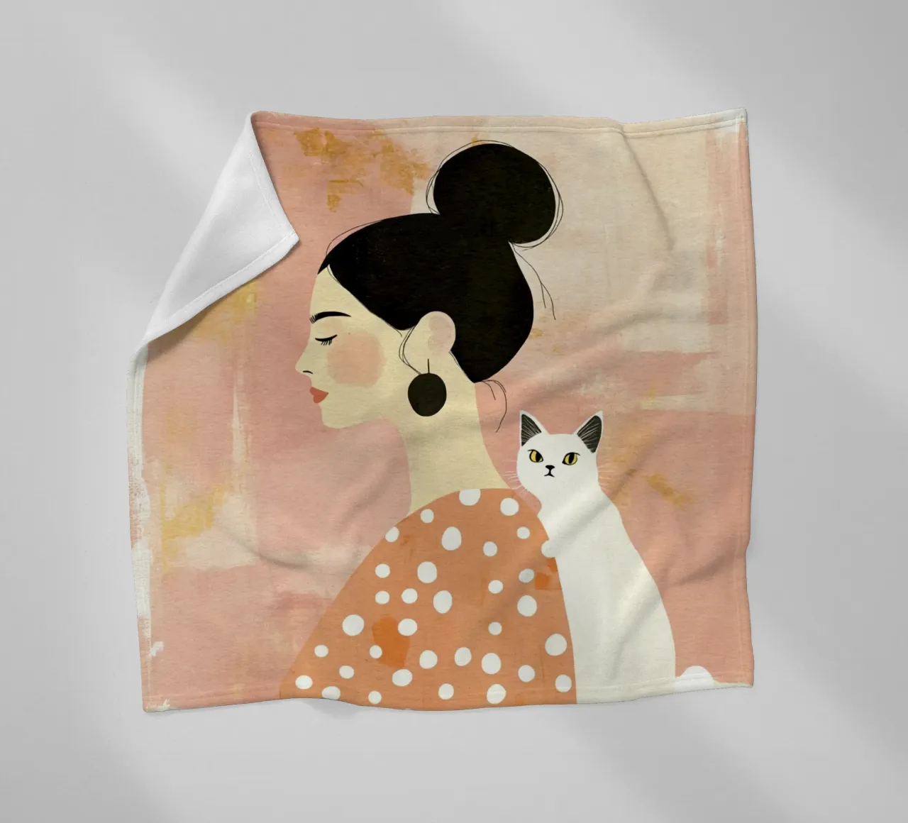 Stravagante ragazza di metà secolo dai capelli neri con gatto bianco coperta in pile da Modern Muse