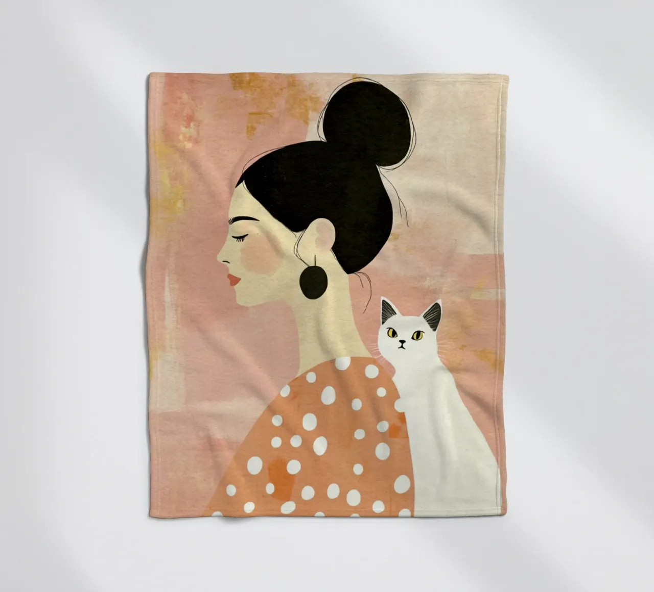 Stravagante ragazza di metà secolo dai capelli neri con gatto bianco coperta in pile da Modern Muse