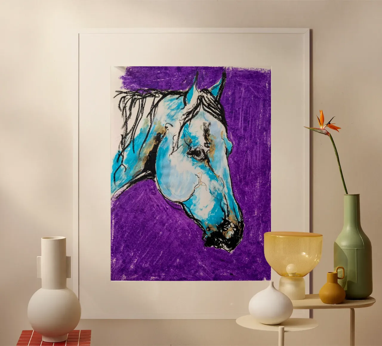 PFERD AUF VIOLETTEM HINTERGRUND Poster mit Holzrahmen von Bénédicte Berthod