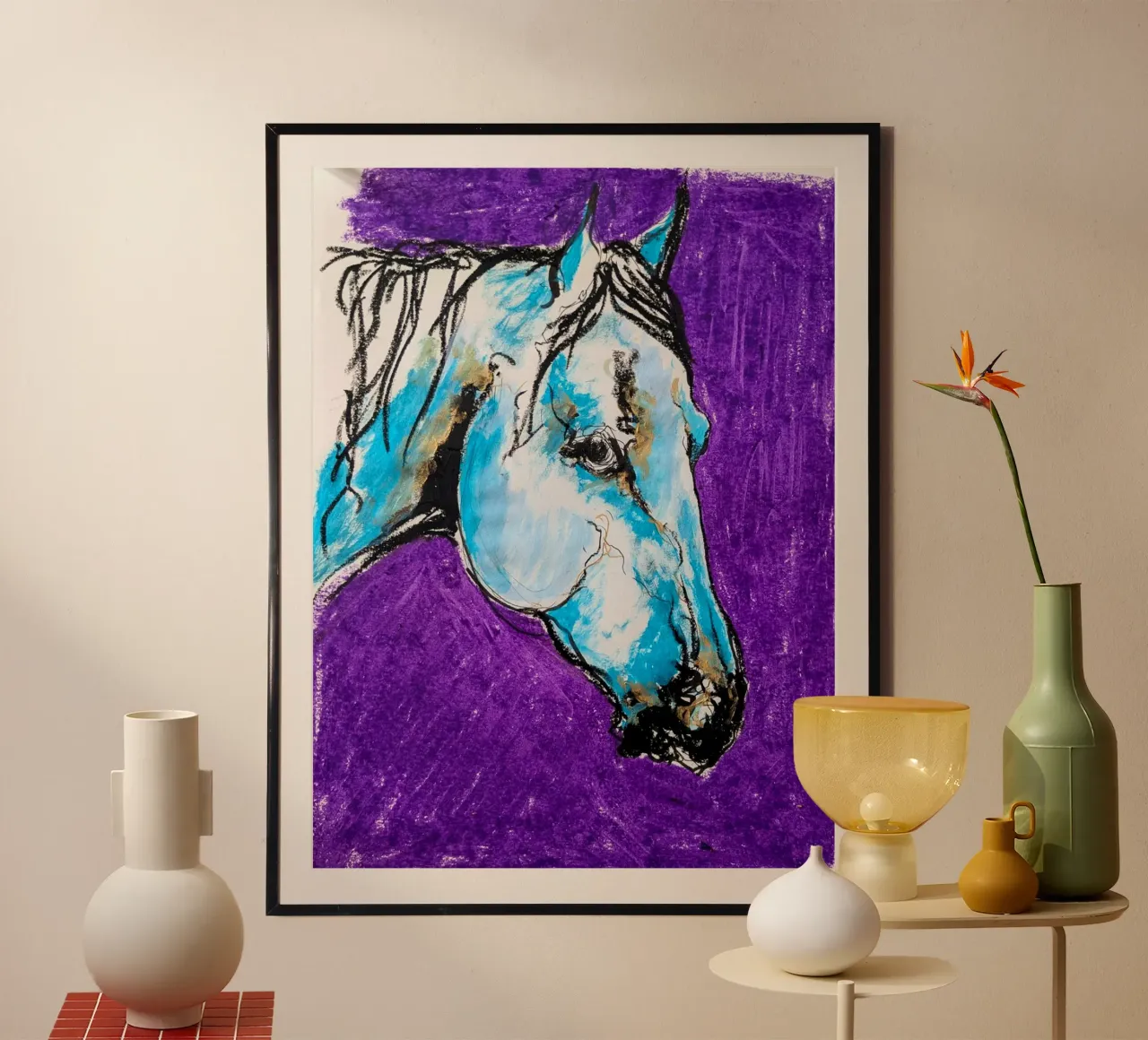 PFERD AUF VIOLETTEM HINTERGRUND Poster mit Holzrahmen von Bénédicte Berthod