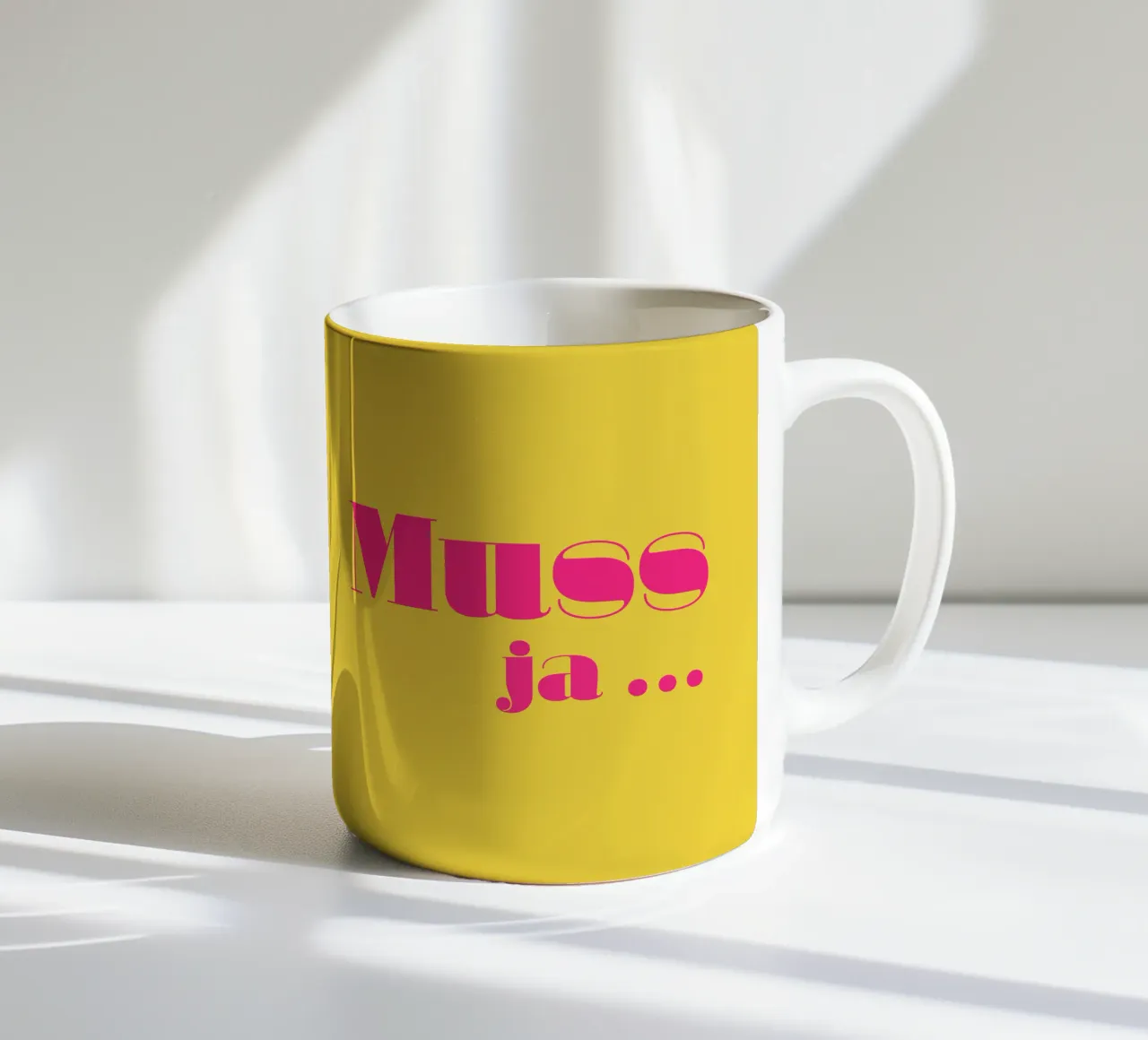 Muss ja … Keramik Tasse von Typehype