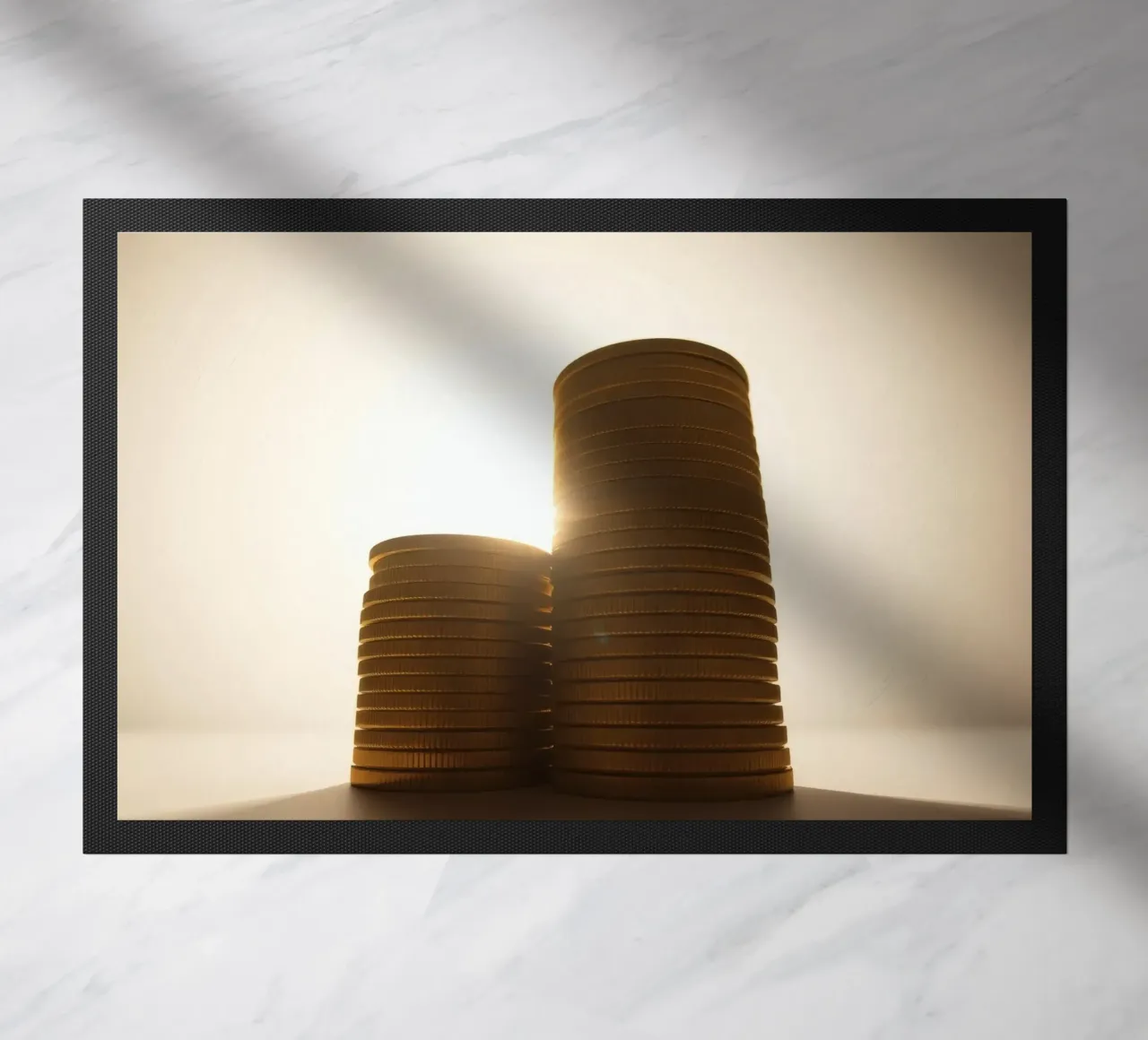 Le pile di monete scintillano evidenziando investimenti e risparmi zerbino da DesignDoodle