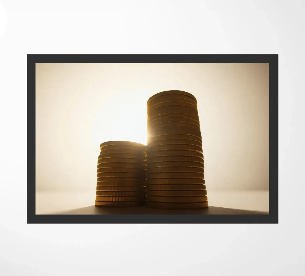 Le pile di monete scintillano evidenziando investimenti e risparmi zerbino da DesignDoodle