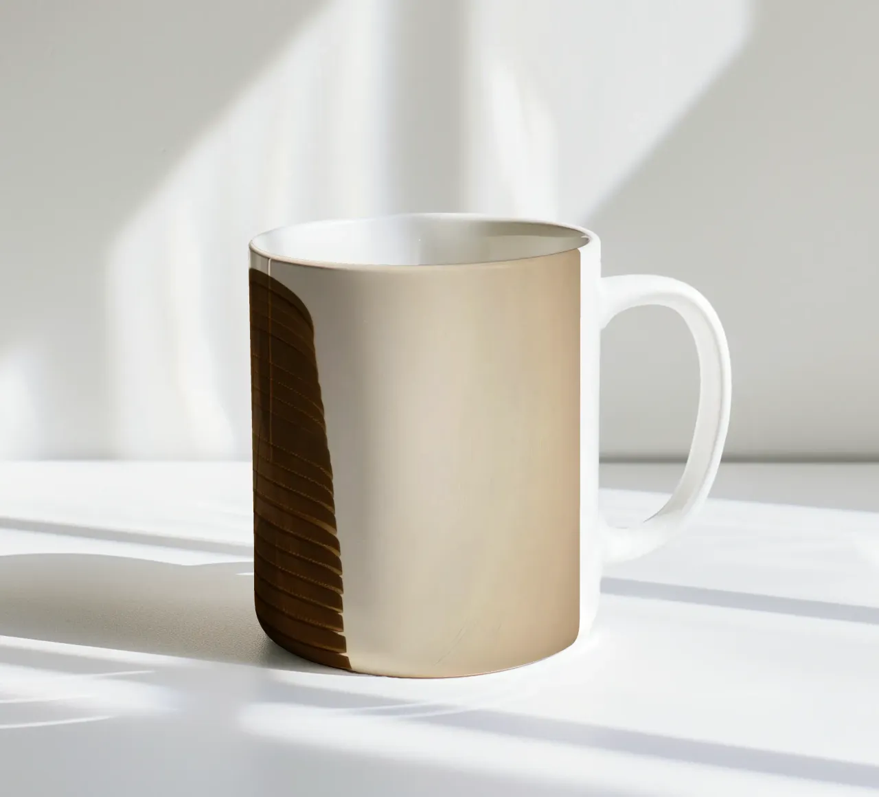 Le pile di monete scintillano evidenziando investimenti e risparmi tazza in ceramica da DesignDoodle