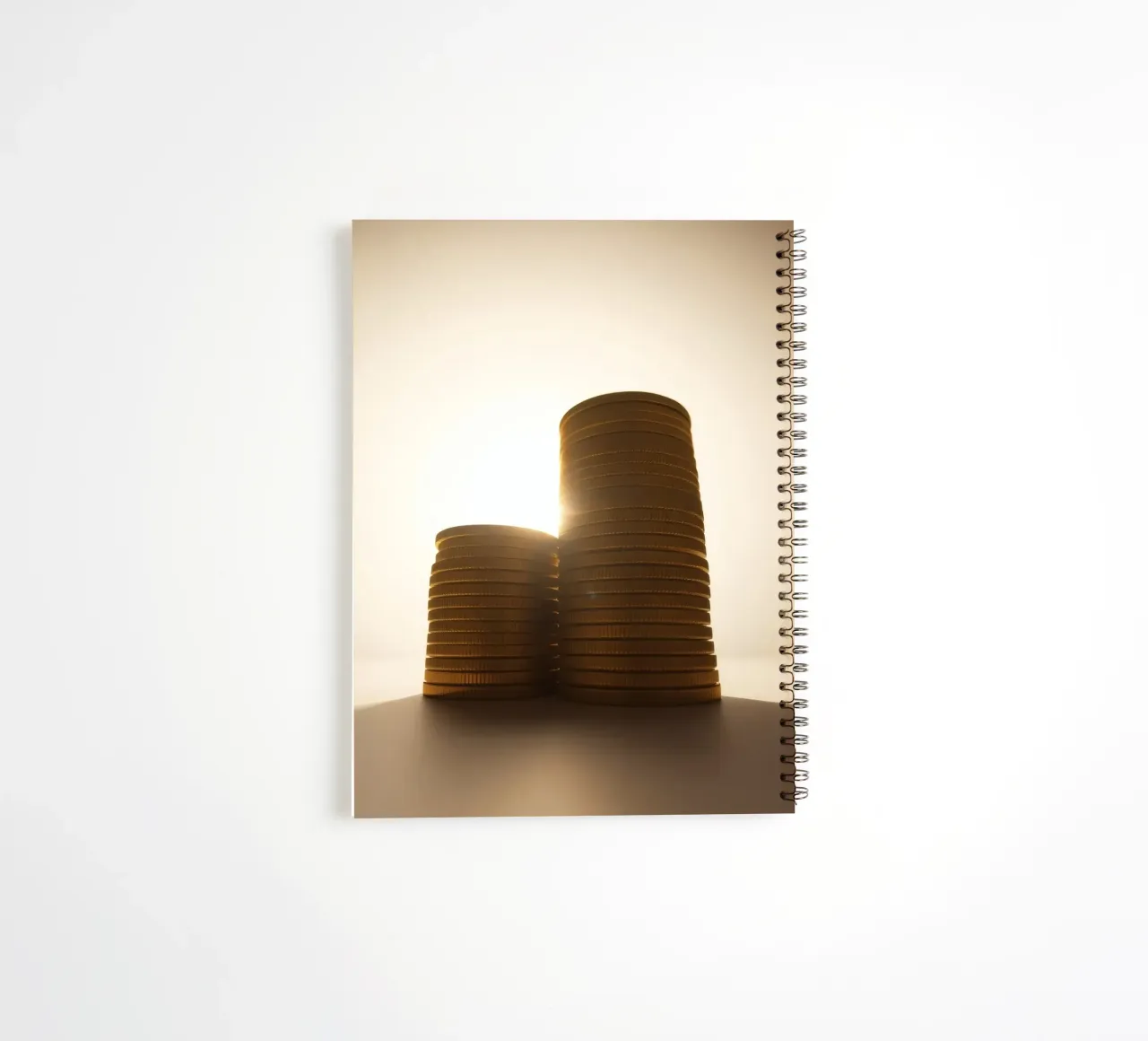 Los montones de monedas brillan resaltando la inversión y el ahorro cuaderno de espiral de DesignDoodle