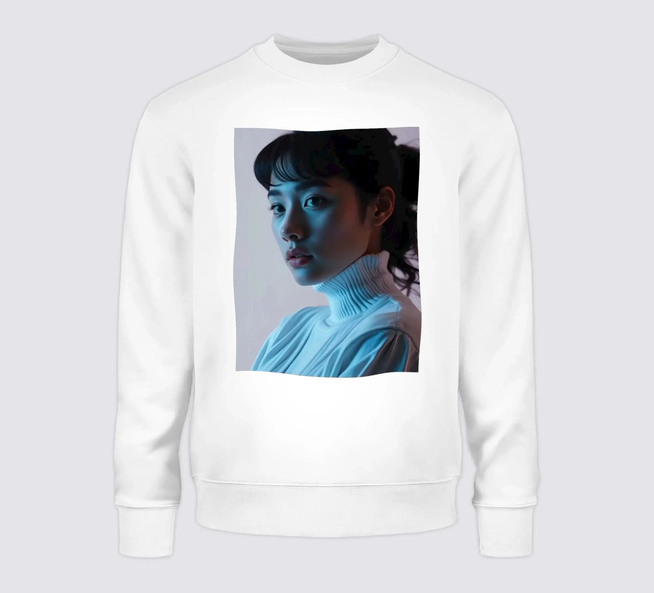 Frau posiert nachdenklich in weicher Beleuchtung mit Pastellfarben Sweatshirt von DesignDoodle
