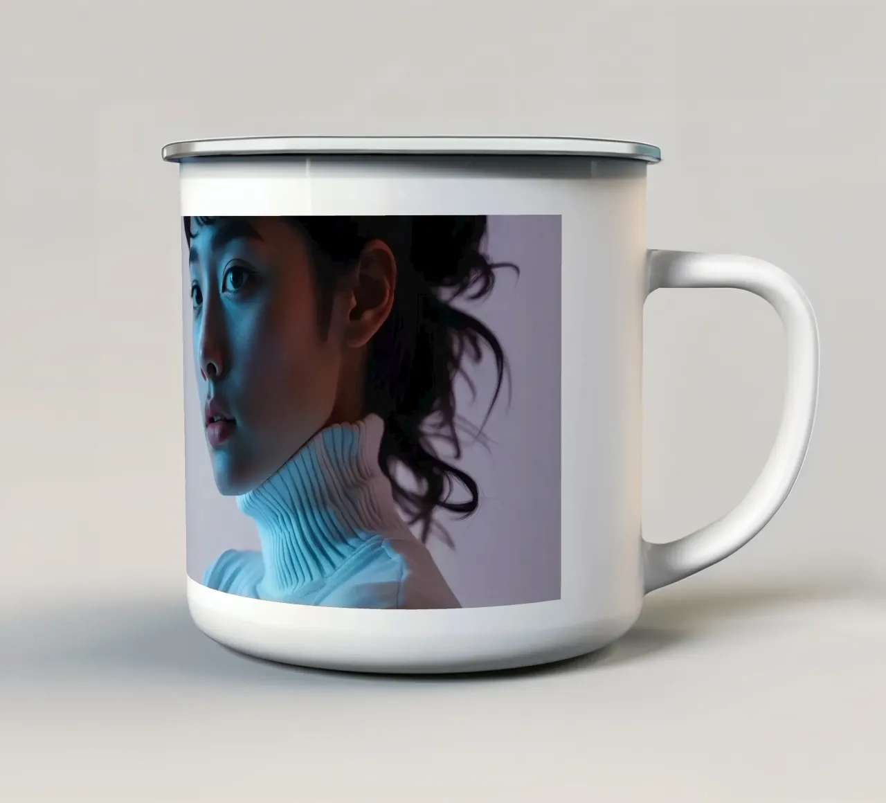 Donna in posa pensierosa con luci soffuse e colori pastello tazza in smalto da DesignDoodle