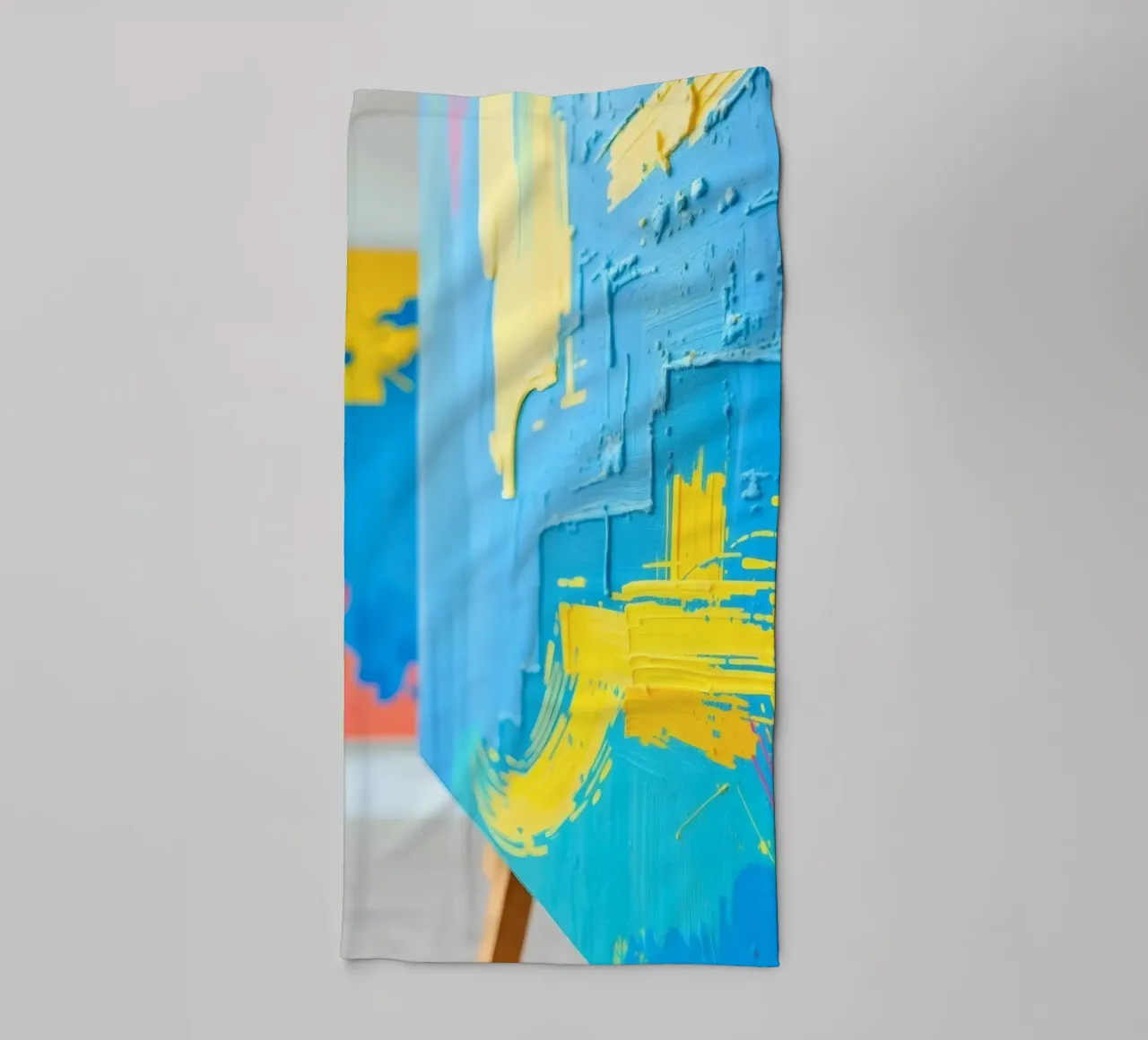 Art abstrait lumineux exposé dans une galerie moderne serviette de bain de DesignDoodle