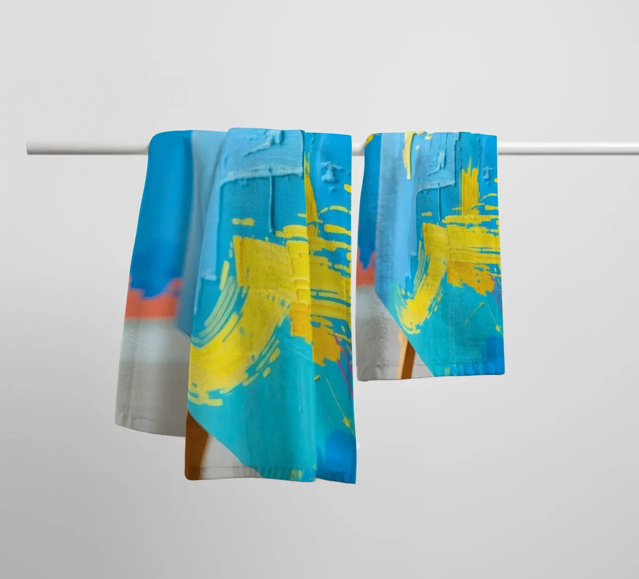 Art abstrait lumineux exposé dans une galerie moderne serviette de bain de DesignDoodle