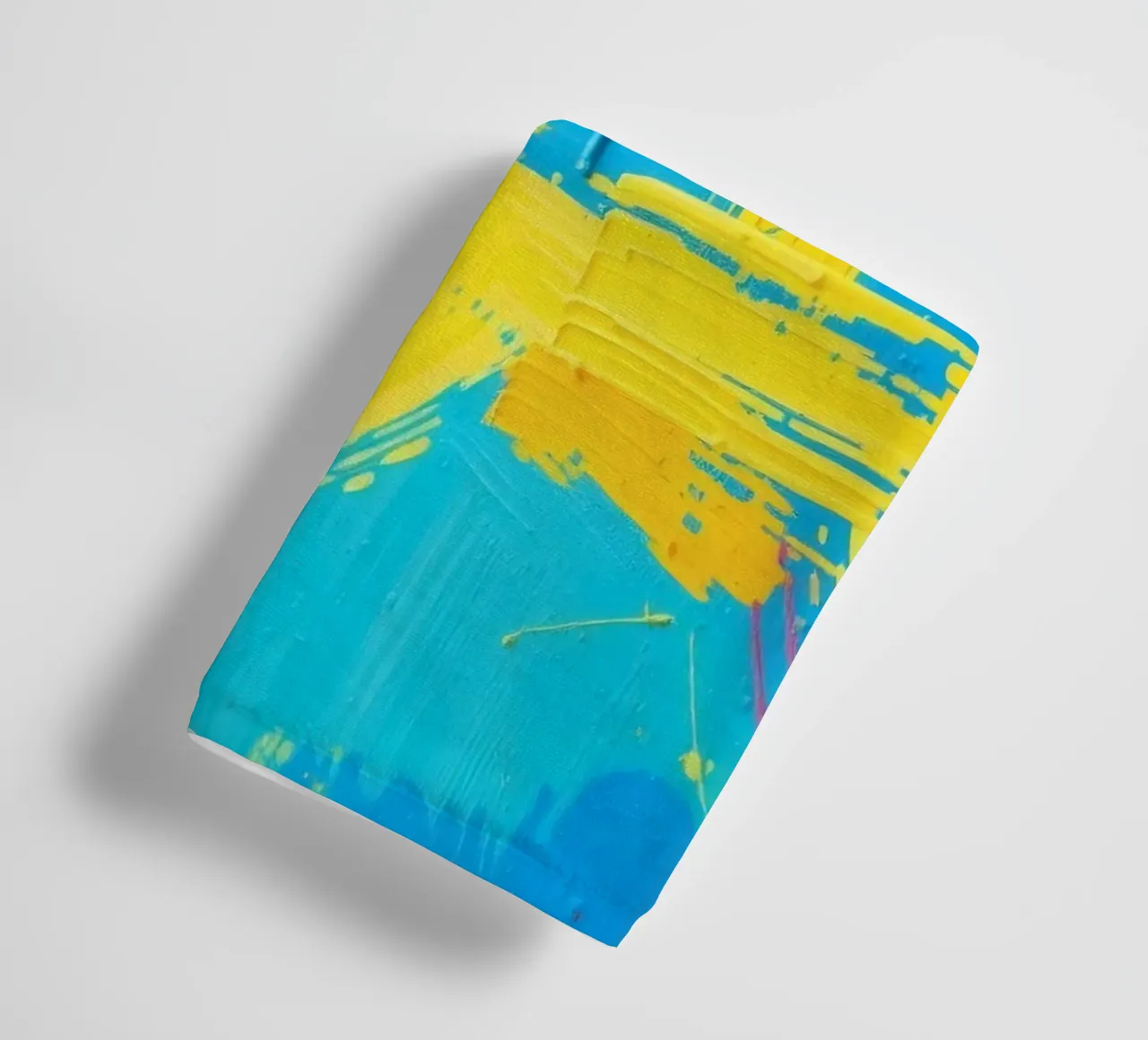 Art abstrait lumineux exposé dans une galerie moderne serviette de bain de DesignDoodle