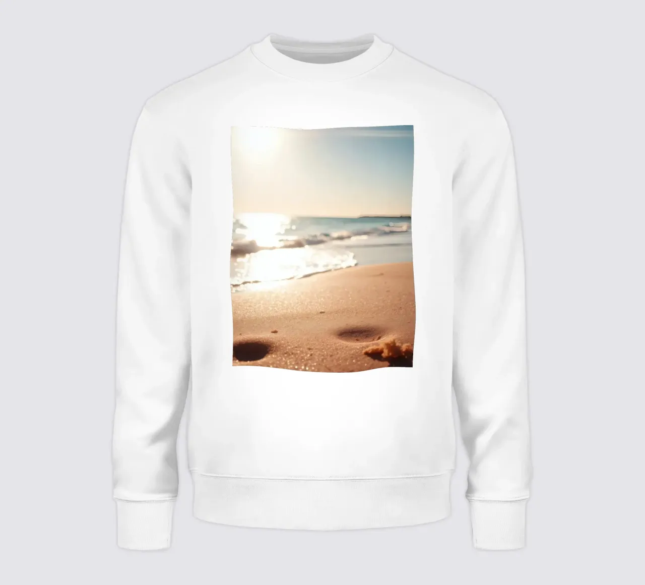 Zonsondergang over rustig strand met goudkleurig zand en zachte golven sweatshirt van DesignDoodle