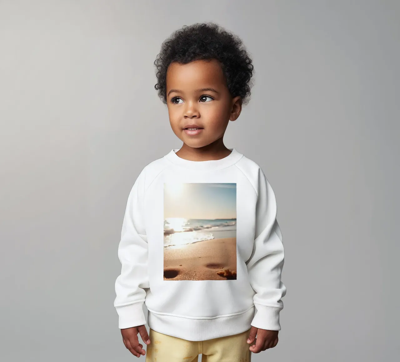 Tramonto su una spiaggia tranquilla con sabbia dorata e dolci onde felpa neonato da DesignDoodle