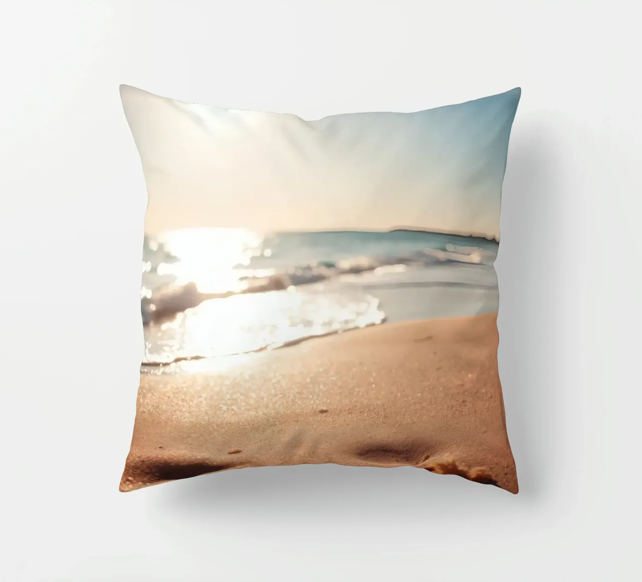 Zonsondergang over rustig strand met goudkleurig zand en zachte golven kussen van DesignDoodle