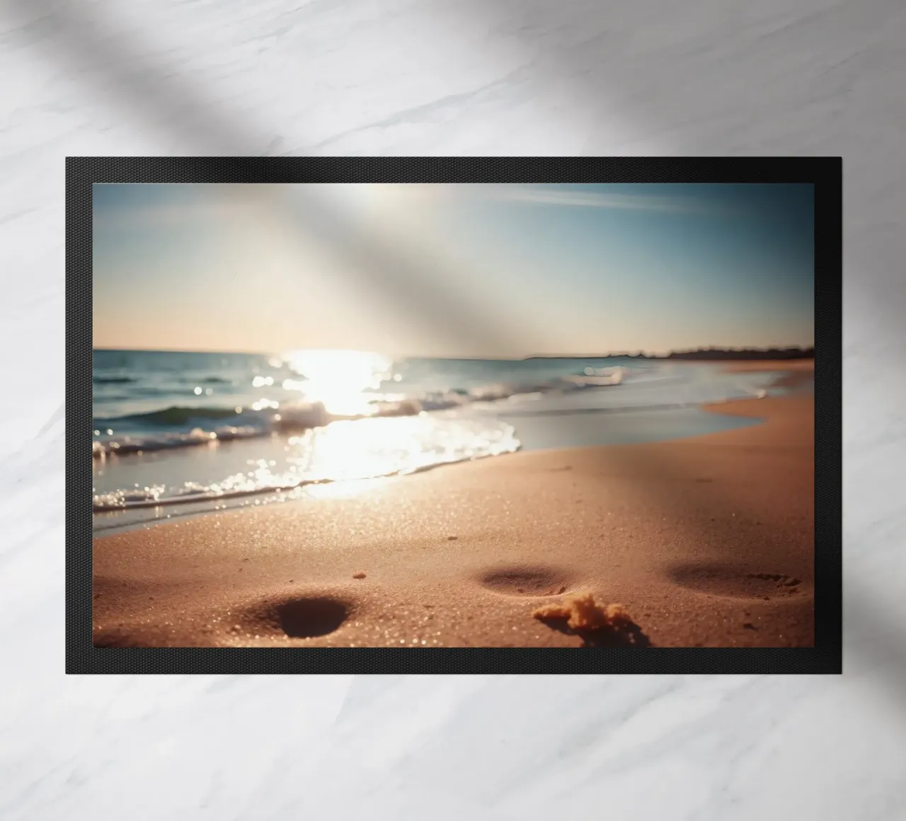 Zonsondergang over rustig strand met goudkleurig zand en zachte golven deurmat van DesignDoodle