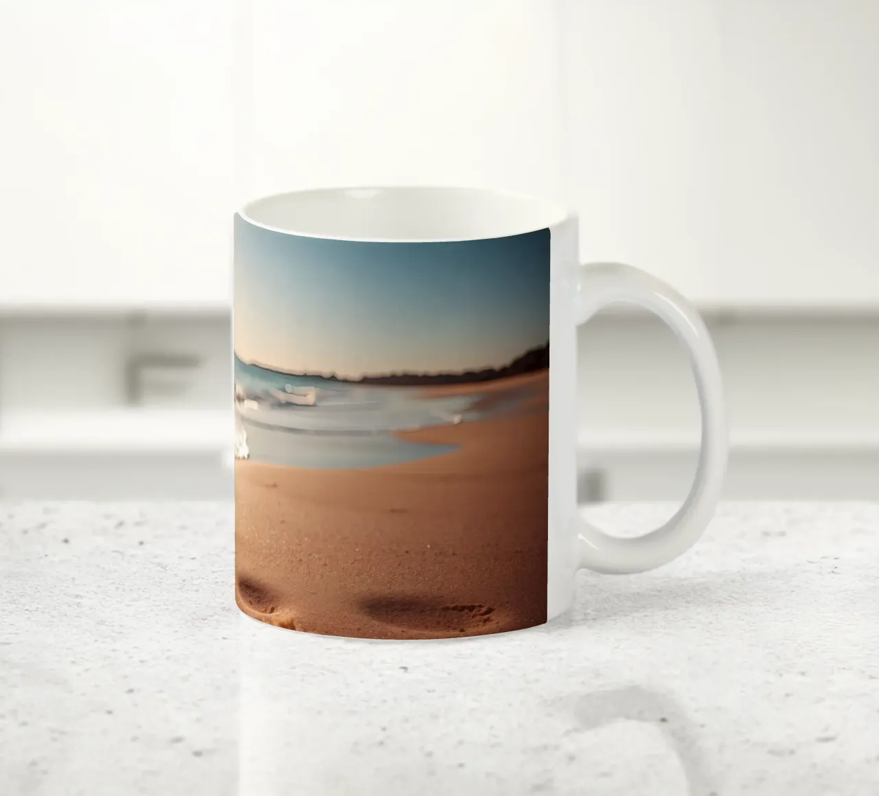 Zonsondergang over rustig strand met goudkleurig zand en zachte golven keramische mok van DesignDoodle